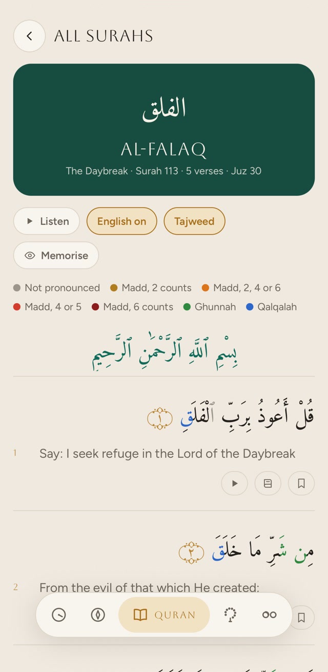 Surah Al-Falaq in Khalis with Tajweed on. Under the green header, ‘The Daybreak · Surah 113 · 5 verses · Juz 30’, the English on and Tajweed buttons are lit, and the colour key reads Not pronounced, Madd 2 counts, Madd 2, 4 or 6, Madd 4 or 5, Madd 6 counts, Ghunnah and Qalqalah. Below the Basmala is verse 1. In its last word the opening alif is grey, as it is not pronounced, and the final letter is blue, for qalqalah. Pickthall’s English is beneath.